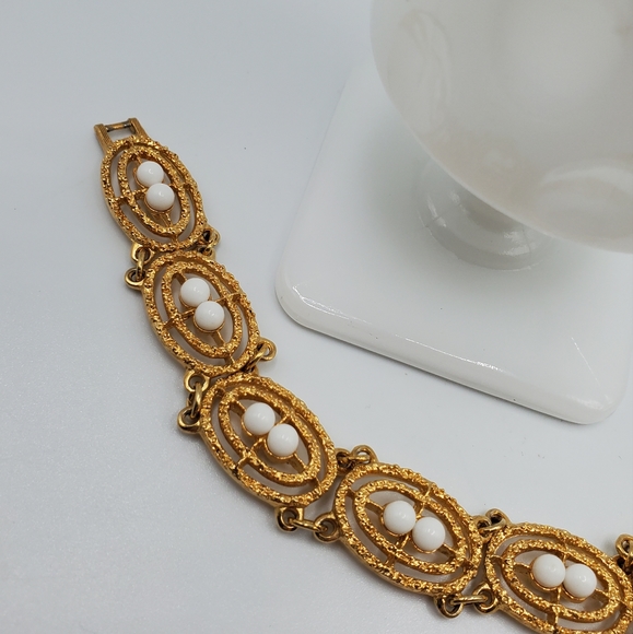 Vintage 50's Sarah Coventry SOFT SWIRL bracelet gold EXCELLENT cond book piece - Picture 4 of 7